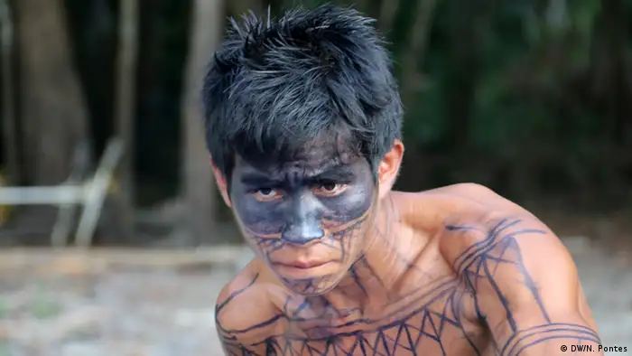 Brasilien Volkstamm Munduruku Tatoo (DW/N. Pontes)
