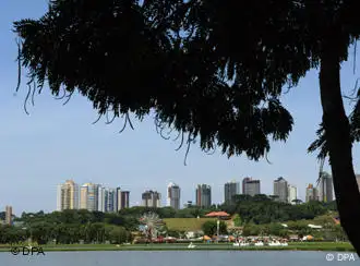 Blick auf die Skyline der Hauptstadt Curitiba des brasilianischen Bundesstaates Parana
