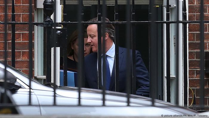 London Premier David Cameron verlässt Downing Street