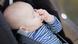 Baby lutscht am Daumen Baby lutscht am Daumen