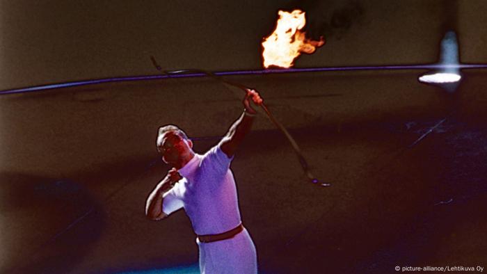 Archer Antonio Rebollo shoots the Olympic flame at the opening of the 1992 Olympic Games in Barcelona, Copyright: picture-alliance/Lehtikuva Oy
