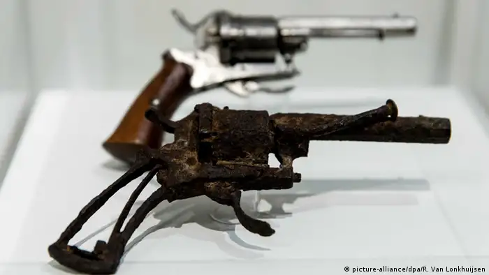 Niederlande Amsterdam Van Gogh Museum Revolver mit dem sich Van Gogh erschoss