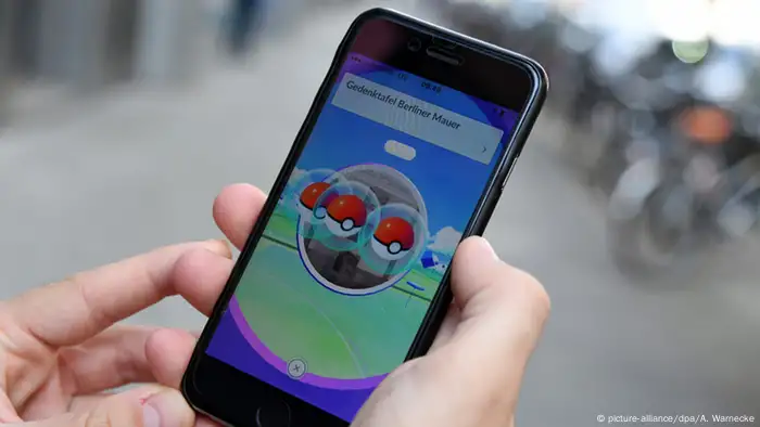 Deutschland Mann spielt Pokemon Go auf Smartphone