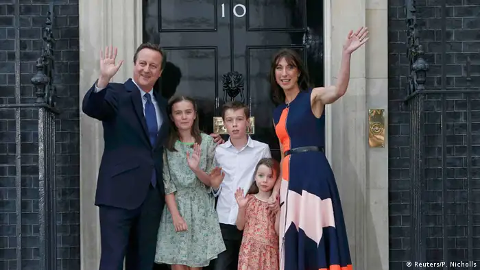 Großbritannien Cameron verlässt mit seiner Familie Downing Street