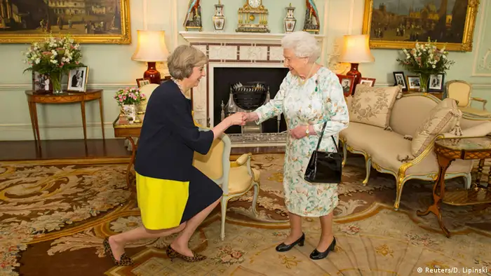 Großbritannien Theresa May bei der Queen