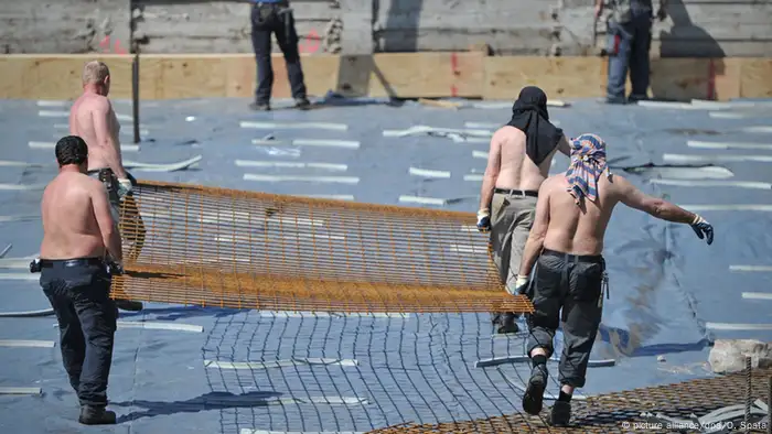 Deutschland Arbeiter auf einer Baustelle in Berlin 