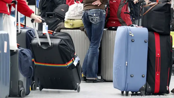 Deutschland Fluggäste warten im Flughafen Düsseldorf