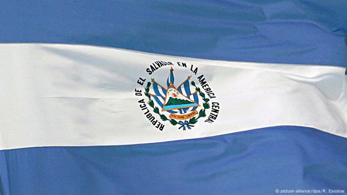 El Salvador Flagge (picture-alliance/dpa/R. Escobar)