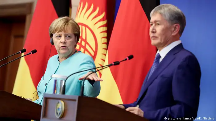 Kirgisistan Angela Merkel und Almasbek Atambajew in Bischkek