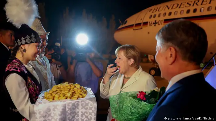 Kirgisistan Angela Merkel und Almasbek Atambajew in Bischkek
