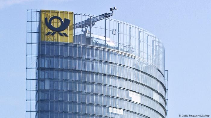 Deutsche Post Emblem Logo Post Tower Bonn Deutschland (Getty Images/S.Gallup)