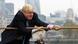 Boris Johnson, aún en su época como alcalde de Londres, tirando de una gruesa cuerda, con esfuerzo, en una conmemoración. Boris Johnson, aún en su época como alcalde de Londres, tirando de una gruesa cuerda, con esfuerzo, en una conmemoración.
