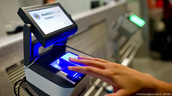Flughafen Frankfurt am Main Finger auf Scanner 