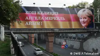 Transparent an einer Brücke Angela Merkel in Kirgisien