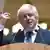 Boris Johnson spricht mit erhobener Hand (Foto: Reuters)