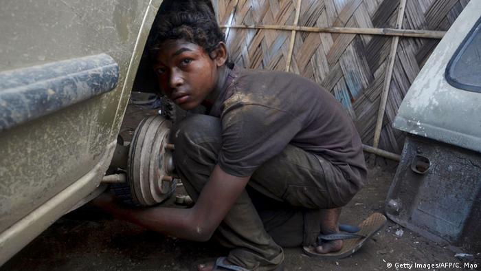 Indien Kinderarbeit Junge KFZ-Mechanker