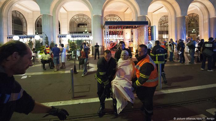 Un camion d'attaque français percute une foule à Nice (picture-alliance/dpa/O. Anrigo)