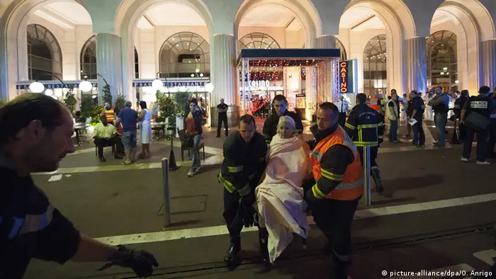 Frankreich Anschlag LKW rast in Nizza in Menschenmenge (picture-alliance/dpa/O. Anrigo)