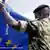Ein französischer Soldaten faltet die Flagge der Europäischen Union (Foto: picture-alliance/dpaweb)