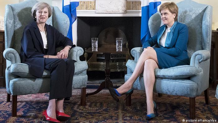 Nicola Sturgeon und Theresa May Treffen in Schottland (picture-alliance/dpa)