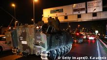 16.07.2016+++ISTANBUL, TURKEY - JULY 16: Turkish Armys APC's move in the main streets in the early morning hours of July 16, 2016 in Istanbul, Turkey. Istanbul's bridges across the Bosphorus, the strait separating the European and Asian sides of the city, have been closed to traffic. Reports have suggested that a group within Turkey's military have attempted to overthrow the government. Security forces have been called in as Turkey's Prime Minister Binali Yildirim denounced an 'illegal action' by a military 'group', with bridges closed in Istanbul and aircraft flying low over the capital of Ankara (Photo by Defne Karadeniz/Getty Images) (c) Getty Images/D. Karadeniz