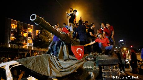 Zivilisten auf den Panzern: Diese Bilder sind bis heute im Gedächtnis vieler Türken verankert