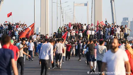 Türkei nach Putschversuch Bosphorus Brücke Istanbul Menschenmenge 