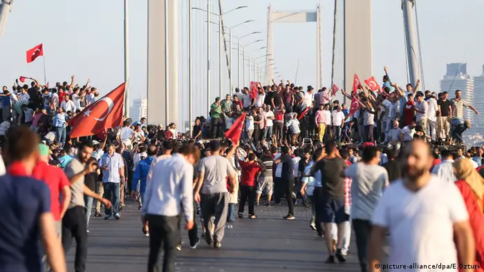 Türkei nach Putschversuch Bosphorus Brücke Istanbul Menschenmenge 