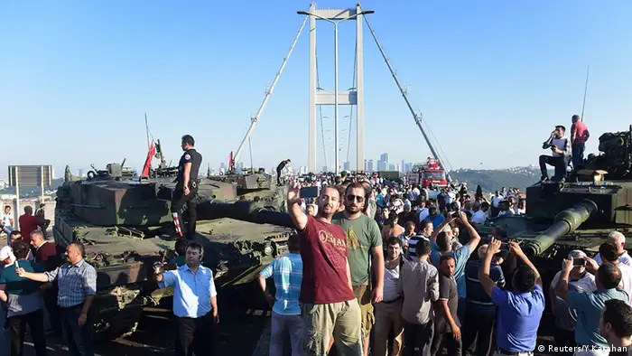 Türkei Bosphorus Brücke Menschen machen Selfies 