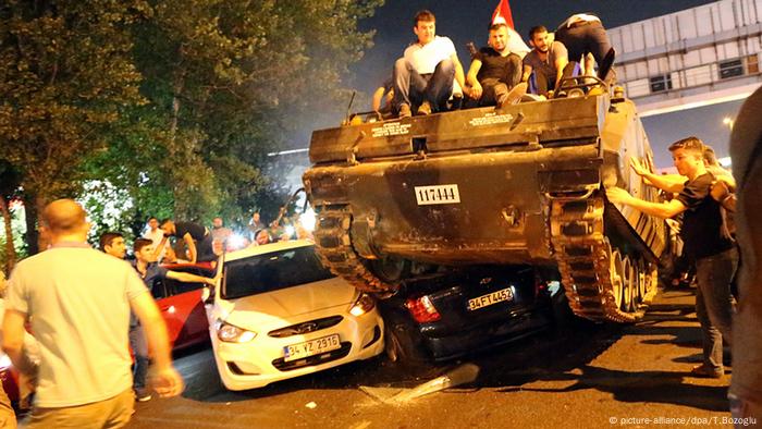 Türkei Istanbul Panzer rollt über Autos 