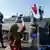 Türkei Panzer Kind auf Panzer türkische Flagge Frau macht Fotos