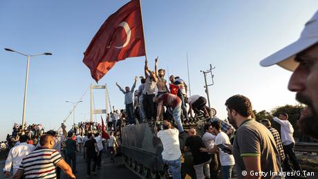 Türkei Menschen auf Panzern mit türkischer Flagge 