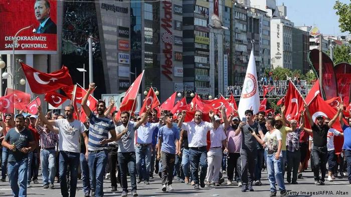 Türkei Menschen protestieren gegen Putschversuch in Ankara (Foto: Getty Images/AFP/A. Altan)