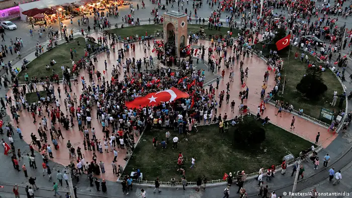 Türkei Nach dem Militärcoup Erdogan-Anhänger protestieren in Istanbul