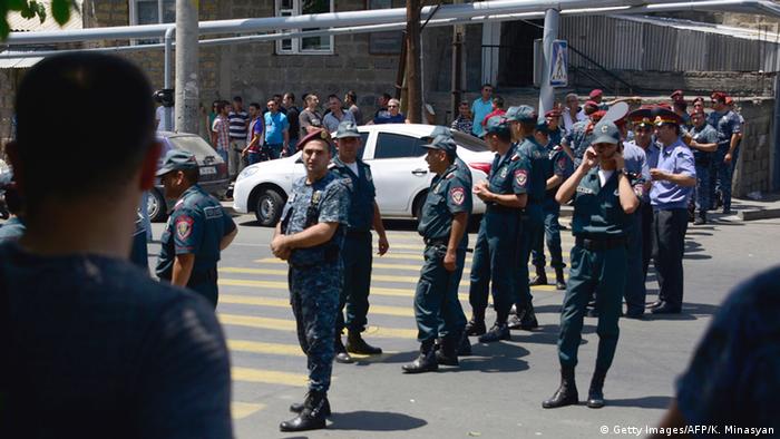 у захваченного боевиками здания в Ереване