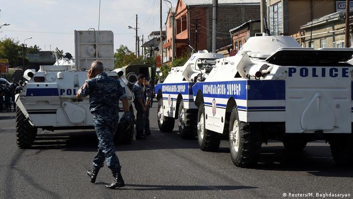 Полицейская техника у захваченного боевиками здания в Ереване