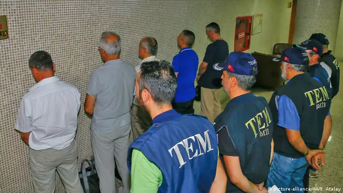 El secretario general de la OTAN, Jens Stoltenberg, hizo hincapié en que Turquía debe respetar el Estado de derecho en lo que se refiere a su lucha contra el terrorismo y tras el golpe de Estado fallido de julio pasado. 27.04.2017