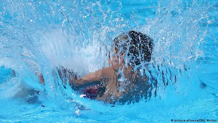 Ein Junge springt ins Wasser (Foto: picture-alliance/ZB/J. Woitas)