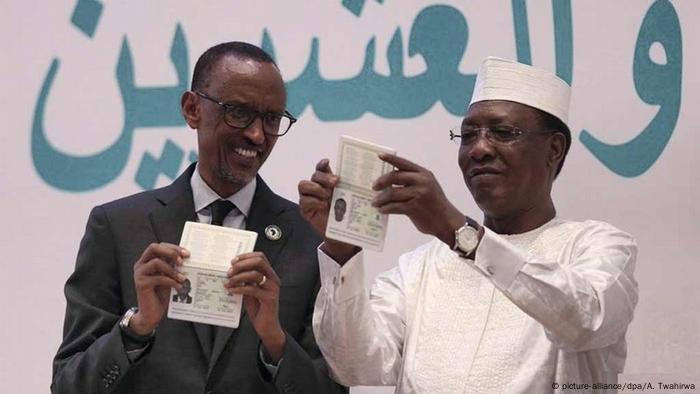 Tschads Präsident Idriss Deby und Ruandas Präsident Paul Kagame stellen den neuen Reisepass vor (Archivbild)