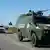 Panzer führt Auto-Konvoi in Mosambik an