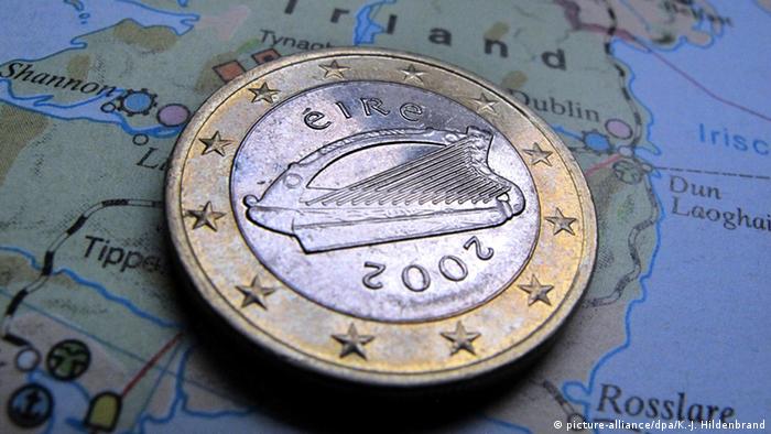 euro coin on map © picture-alliance/dpa/K.-J. Hildenbrand