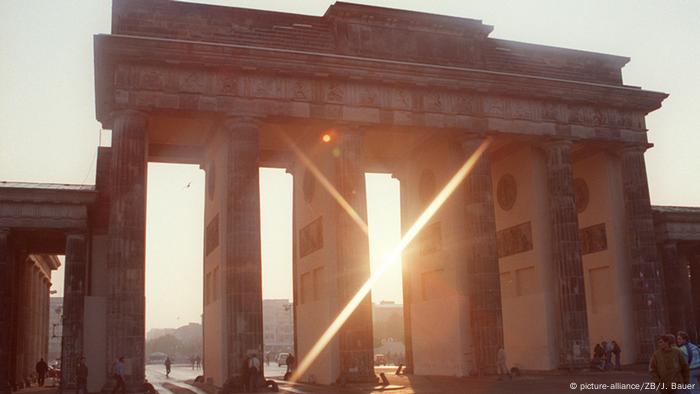 Brandenburger Tor in den 1990ern (Foto: picture-alliance/ZB/J. Bauer)