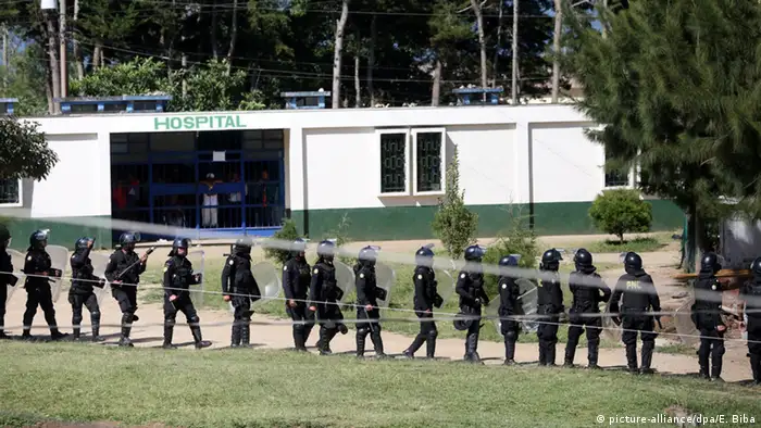 Symbolbild Gefängnisaufstand in Guatemala (picture-alliance/dpa/E. Biba)