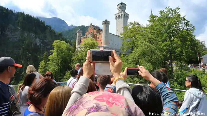 Touristen fotografieren Neuschwanstein (Foto: picture-alliance/dpa/K. J. Hildenbrand)