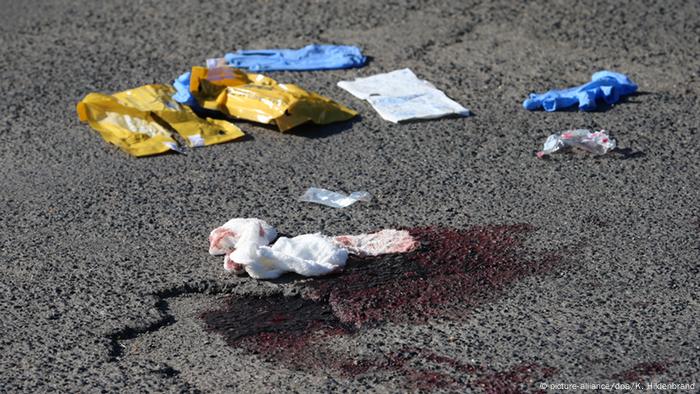 Blood, plastic garbage on asphaltk (picture-alliance/dpa/K. Hildenbrand)