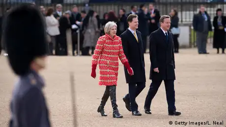 Großbritannien Theresa May Kleidung Overknees aus Lack
