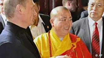 Vladimir Putin und Shaolin Mönch in China