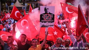 Türkei Istanbul AKP Anhänger Anti Gülen Plakat