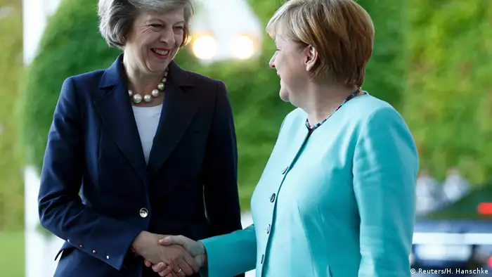 Berlin - Theresa May und Angela Merkel