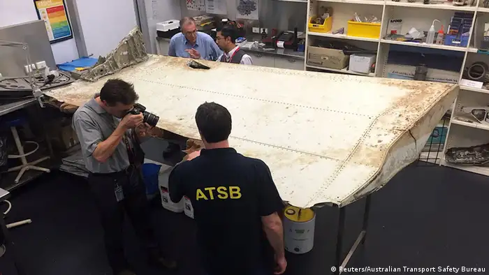 Australien Untersuchung von Wrackteilen eines Flugzeugs